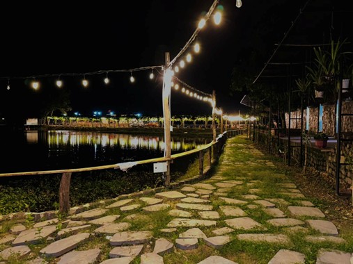 Cafe Aroma view hồ